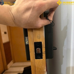 Khóa cửa thông minh Hubert CG23 dễ dàng lắp đặt và sử dụng.