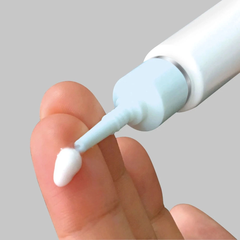 Kem đậm đặc có chiết xuất từ nhau thai Ngựa, giúp làm giảm vết thâm quầng, nám đồng thời giúp dưỡng trắng da - WHITE LABEL PLATINUM PLACENTA WHITENING CREAM 20g - 4968123626704