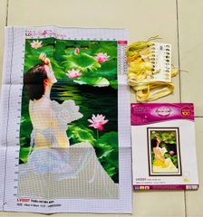 Tranh thêu cô gái bên sen LV3337, kích thước 43 x 63 cm
