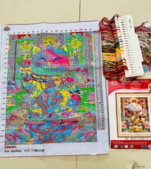 TRANH THÊU KÍN BÉ MÈO CHIÊU TÀI VS8301, KÍCH THƯỚC 50 x 60 cm