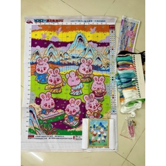 [Thêu 4 sợi] Tranh thêu kín Thỏ vui ca, kích thước 60 x 80 cm