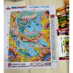 Tranh thêu kín Bé mèo dễ thương 71007, kích thước 50 x 60 cm