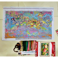 Tranh thêu kín Hoa sen tươi sắc VS8960, kích thước 50 x 80 cm