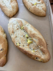 Bánh mì đen nguyên cám khoai lang nho