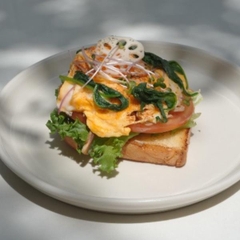 Bánh mì bơ mềm Trứng LÀ LÁ - LÀ LÁ Veggie Egg Brioche Sandwich