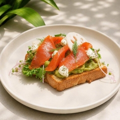 Bánh mì bơ mềm Cá Hồi Xông Khói & Guacamole Bơ - Smoked Salmon & Guacamole Avocado Brioche Sandwich