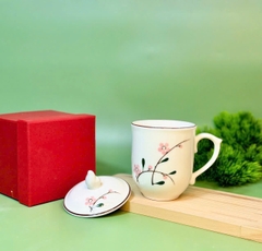 Ly Sứ Có Nắp In Logo Họa Tiết Hoa Mai Hồng