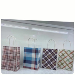 Túi quà giấy có quai xách sọc caro (4 mẫu) 25*33*12 (1T*72B*12C) - Mã 5