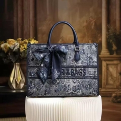 Q9_Túi Tote Nữ Da Bò Hoạ Tiết Thêu, Có Dây Đeo Vai Kích Thước 35x26x13 Kèm Hộp Xịn- HuynhBi Bag