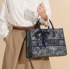 Q9_Túi Tote Nữ Da Bò Hoạ Tiết Thêu, Có Dây Đeo Vai Kích Thước 35x26x13 Kèm Hộp Xịn- HuynhBi Bag