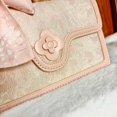 G2_Túi Xách Nữ Da Bò Dập Họa Tiết [Kèm Khăn Lụa] - 20x15x7cm Hoa Bag Hồng Kem
