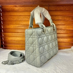 Túi Xách Lady Da Bò Trần Ô Trám HUYNBI D22 Tặng Khăn Lụa Kèm Hộp- Bag (Quà tặng miễn phí)