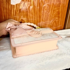G2_Túi Xách Nữ Da Bò Dập Họa Tiết [Kèm Khăn Lụa] - 20x15x7cm Hoa Bag Hồng Kem