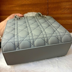 Túi Xách Lady Da Bò Trần Ô Trám HUYNBI D22 Tặng Khăn Lụa Kèm Hộp- Bag (Quà tặng miễn phí)