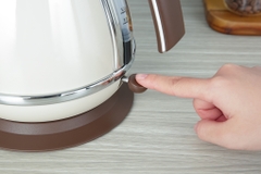 Bình đun siêu tốc Delonghi 1.7 lít KBOV2001.BG