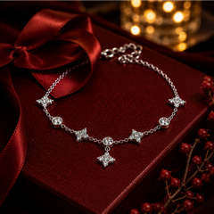 Vòng tay hoa bốn cánh đính đá – Ánh sáng nhỏ giữa những điều đều đặn | Hải Hà Jewelry