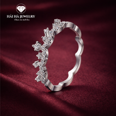 Nhẫn viền đá uốn lượn – Ánh sáng dịu dàng ôm trọn cảm xúc | Hải Hà Jewelry