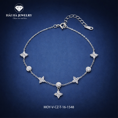 Vòng tay hoa bốn cánh đính đá – Ánh sáng nhỏ giữa những điều đều đặn | Hải Hà Jewelry