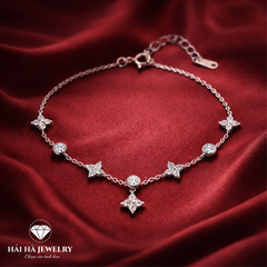 Vòng tay hoa bốn cánh đính đá – Ánh sáng nhỏ giữa những điều đều đặn | Hải Hà Jewelry