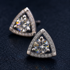 Bông tai bạc 925 đính moissanite dáng tam giác – tinh gọn và dịu sáng | Hải Hà Jewelry