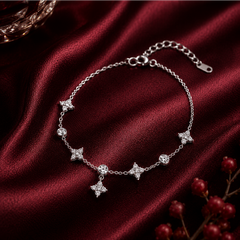 Vòng tay hoa bốn cánh đính đá – Ánh sáng nhỏ giữa những điều đều đặn | Hải Hà Jewelry
