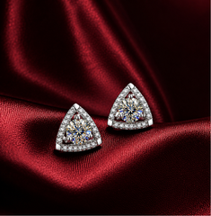 Bông tai bạc 925 đính moissanite dáng tam giác – tinh gọn và dịu sáng | Hải Hà Jewelry