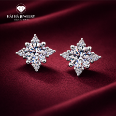 Bông tai bạc 925 đính moissanite dáng hoa – viên trung tâm tròn, ánh sáng dịu | Hải Hà Jewelry