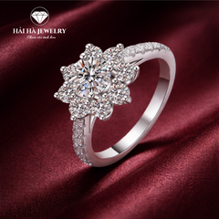 Nhẫn nữ bạc 925 đính moissanite 2 carat dáng hoa – tinh tế, nhẹ tay, ánh sáng dịu