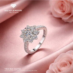 Nhẫn nữ bạc 925 đính moissanite 2 carat dáng hoa – tinh tế, nhẹ tay, ánh sáng dịu