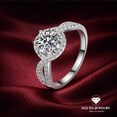 Nhẫn nữ bạc 925 moissanite 1 carat hình trái tim – thân xoắn mềm, ánh sáng dịu