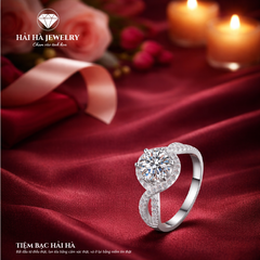 Nhẫn nữ bạc 925 moissanite 1 carat hình trái tim – thân xoắn mềm, ánh sáng dịu