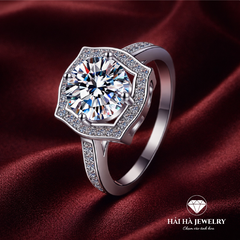 Nhẫn nữ bạc 925 moissanite 1 carat halo viền gợn sóng – thân nửa đính đá