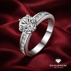Nhẫn nữ bạc 925 moissanite tròn – thân thẳng đính đá rãnh thanh lịch