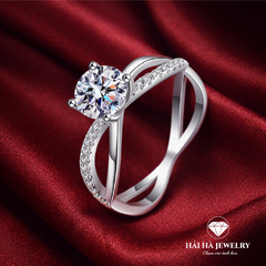 Nhẫn nữ bạc 925 moissanite tròn – thân uốn cong đính đá rãnh mềm mại