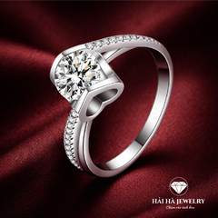 Nhẫn nữ bạc 925 moissanite 1 carat dáng trái tim – ôm đá nhẹ nhàng, đeo lên tay rất xinh