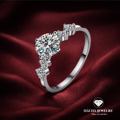 Nhẫn nữ bạc 925 moissanite dáng bất đối xứng – điểm sáng mềm mại, đeo lên tay rất duyên