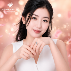 Nhẫn nữ bạc 925 đính moissanite – viên tròn halo lệch, thân nhẫn chạm khắc tinh xảo