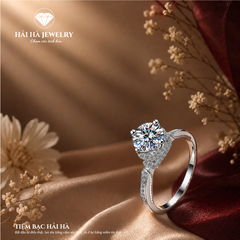 Nhẫn nữ bạc 925 đính moissanite – viên tròn halo lệch, thân nhẫn chạm khắc tinh xảo