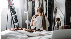 Mặc đẹp tuổi 30+: 5 lỗi phối đồ cần tránh để không bị 