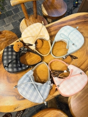 TÚI KẸP NÁCH CARO NƠ KÈM GẤU (10)