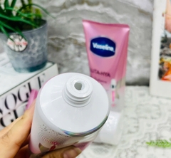 Sữa Dưỡng Thể VASELINE GLUTA-HYA Hồng 70X Dưỡng Da Sáng Rạng Rỡ 300ml (Ko áp dụng giảm 10%)