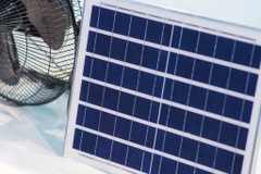 Quạt tích điện năng lượng mặt trời chân quỳ 15w | Hàng chính hãng