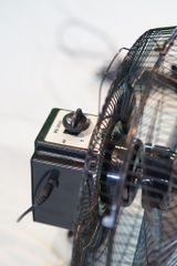 Quạt tích điện năng lượng mặt trời chân quỳ 15w | Hàng chính hãng