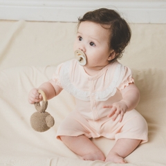 (1-9M-Nâu sữa) Bộ đồ liền thân ngắn tay cài giữa Bèo ngực cho bé gái - BU Signature BBC2302BN - Bubaby sơ sinh