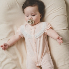 (1-9M-Nâu sữa) Bộ đồ liền thân ngắn tay cài giữa Bèo ngực cho bé gái - BU Signature BBC2302BN - Bubaby sơ sinh