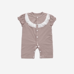 (1-9M-Nâu sữa) Bộ đồ liền thân ngắn tay cài giữa Bèo ngực cho bé gái - BU Signature BBC2302BN - Bubaby sơ sinh