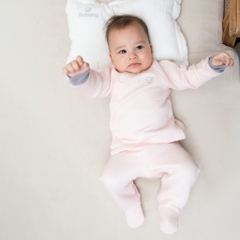 Bộ quần áo dài tay cài chéo liền tất chân chần bông - BU Quilted BBS110800 | Quần áo BuBaby chính hãng