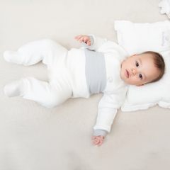 Bộ quần áo dài tay cài chéo liền tất chân chần bông - BU Quilted BBS110800 | Quần áo BuBaby chính hãng