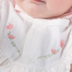 BU Baby (0M-6M) Body dài tay cài giữa, bèo đáp ngực Viscose Cotton KVC210200 | Body sơ sinh chính hãng