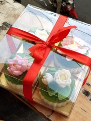 Hộp Nhựa Mika - 4 Bánh Lót Vuông Đế Giấy Vàng - 4 Ngăn 20x20cm Cao 10cm